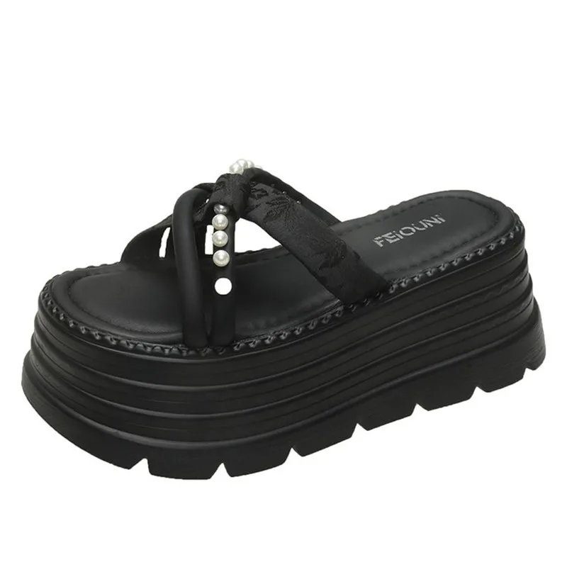 

8 см новые летние сандалии на платформе для женщин, модные роскошные жемчужные тапочки, дизайнерские сандалии с открытым носком на толстой подошве, женская обувь на танкетке