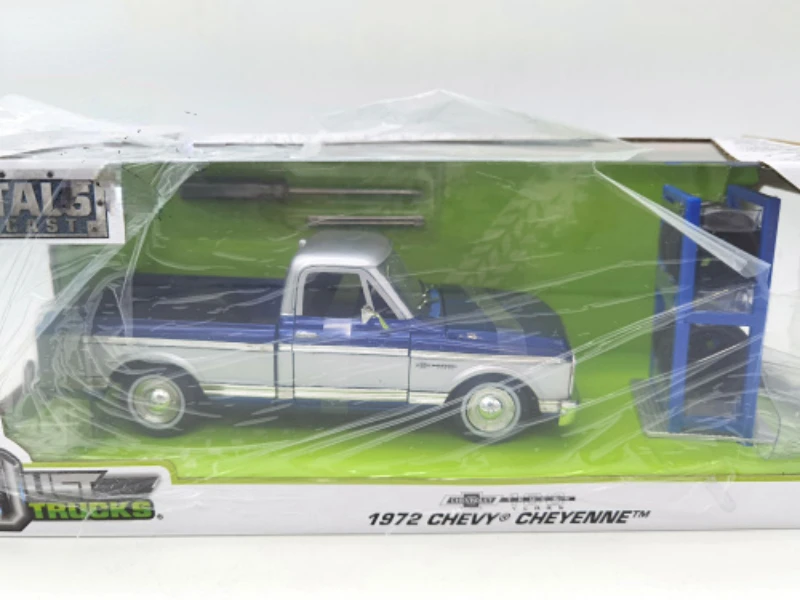 1:24 1972 CHEVY CHEYENNE Pickup High Simulation Diecast Car Metal Alloy Model Car Chevrolet Toys For Children Gift Collection