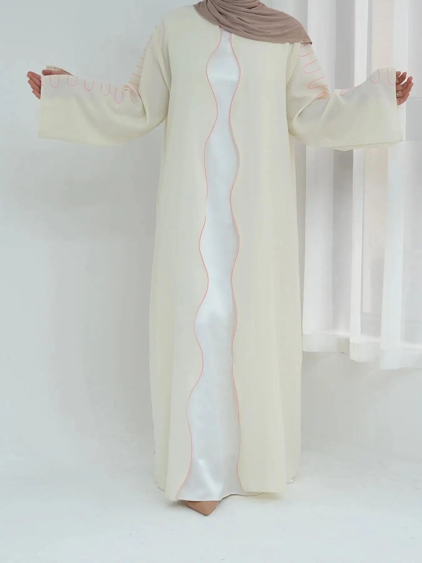 2025 Heißer Verkauf Dubai VAE Elegante muslimische Abaya Frauen islamisches hellfarbenes rosa gefüttertes Stickdesign für Märkte im Nahen Osten