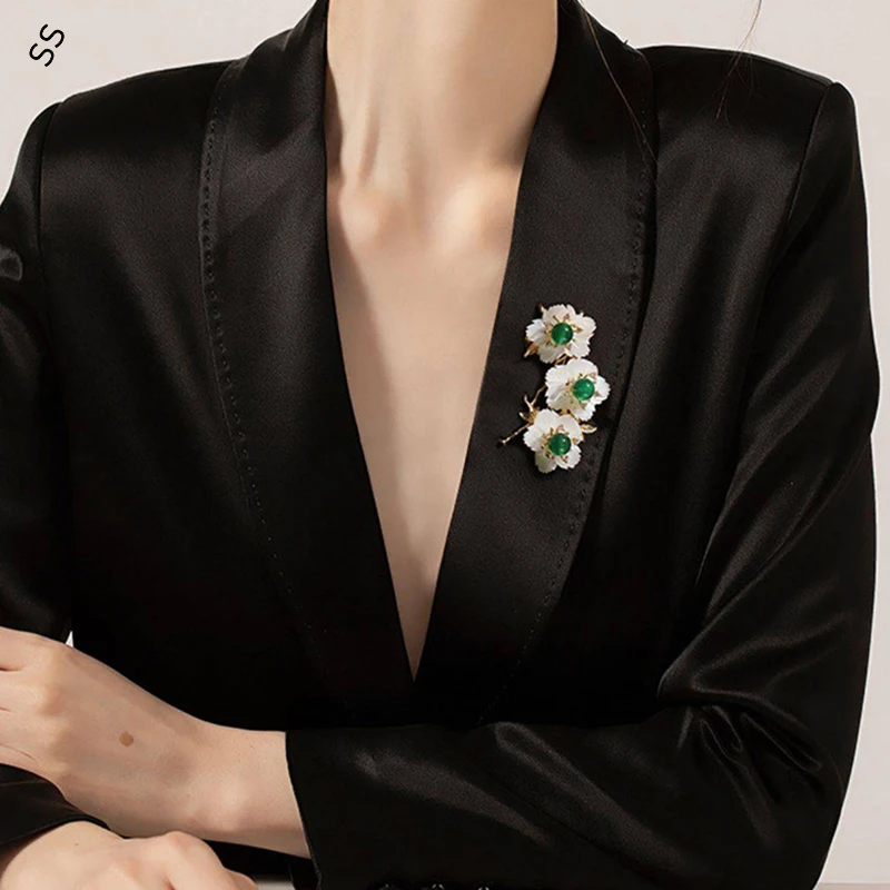 

New Natural Female Shell Flower Brooch Fashion High-grade Green Agate Corsage Coat Suit Pins for Garment Accessories