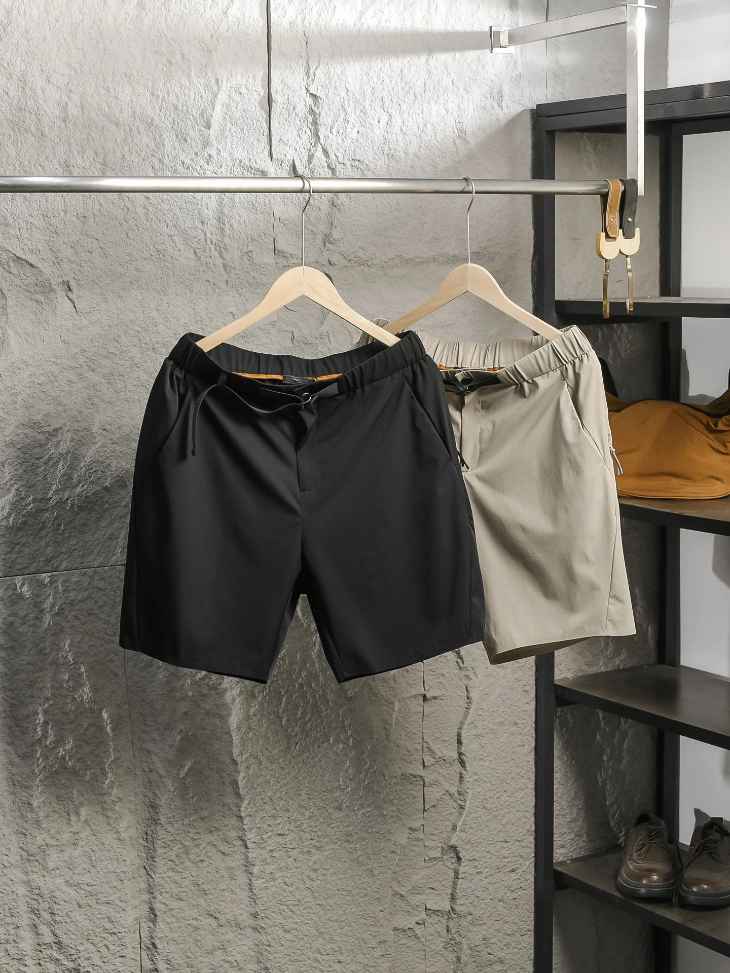 

Изысканное исполнение, серия Z, роскошные мужские легкие дышащие шорты с мягкой пряжкой, универсальные шорты для повседневной носки, летние повседневные шорты...