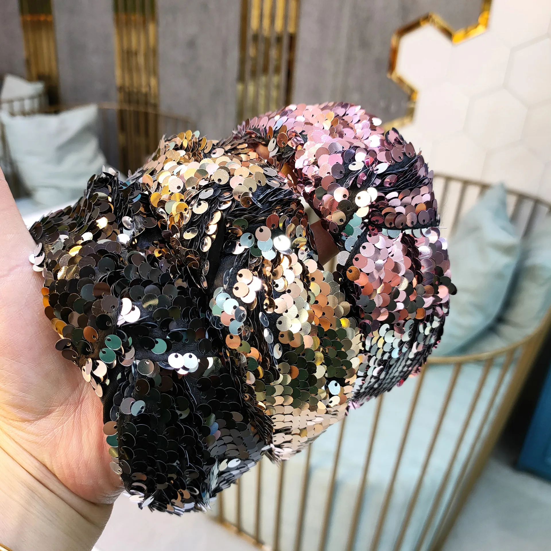 

A sequined knotted retro headband, sparkling party hair accessories, party dress up accessories