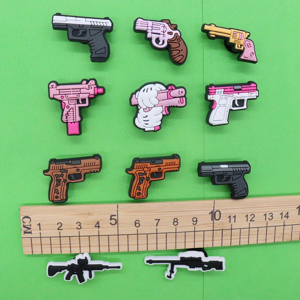 Dijes de pistola de PVC para niños, accesorios de pistola, hebilla de sandalia, bricolaje, decoraciones para zuecos, alfileres, pulseras, regalo para niños, mezcla de 50 piezas