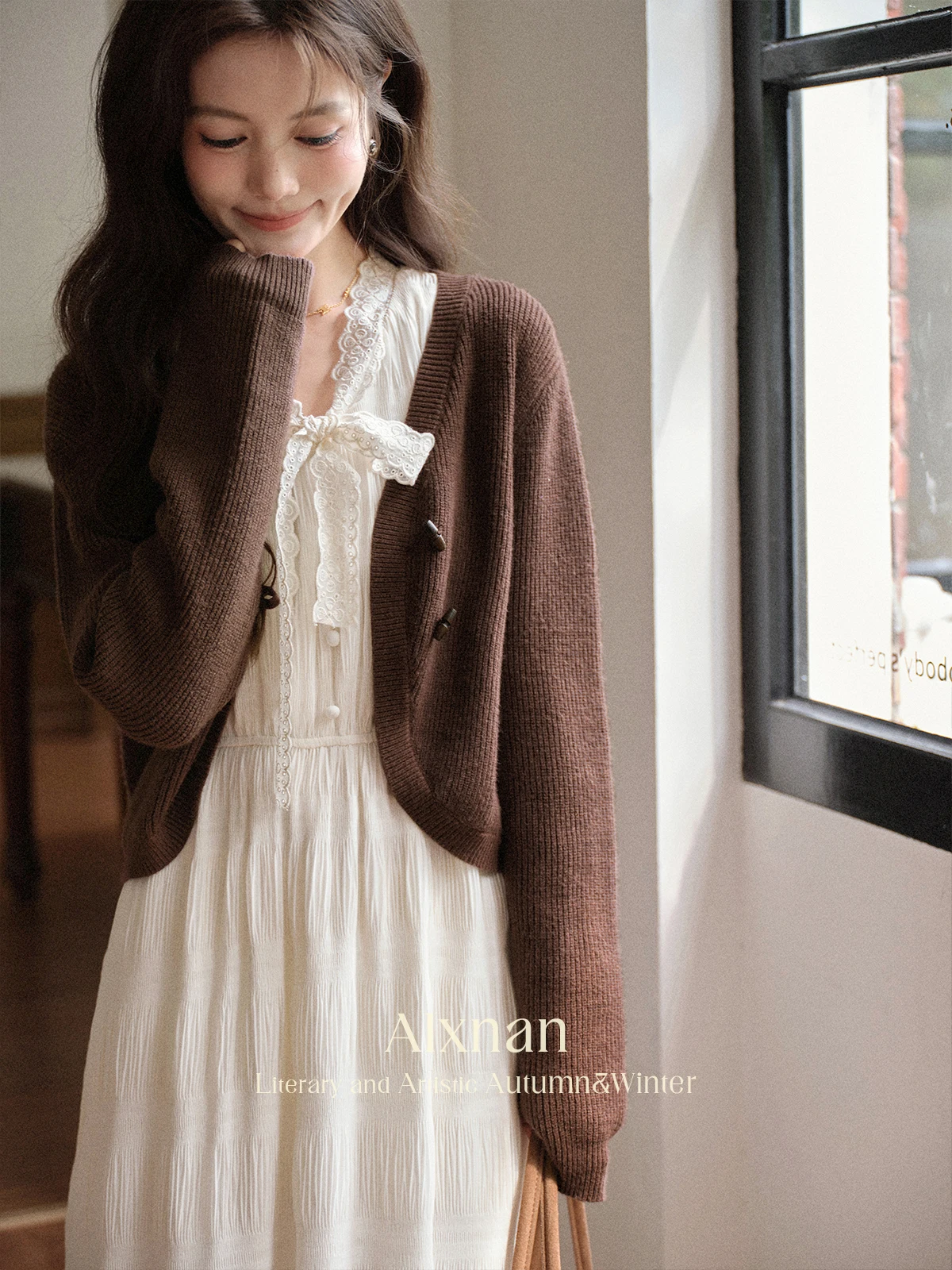 

ALXNAN Women's Cardigan Brown V-neck Short Chic Button-down Knitted Cardigans 2025 Autumn New Loose-fit Long Sleeve Tops L568100