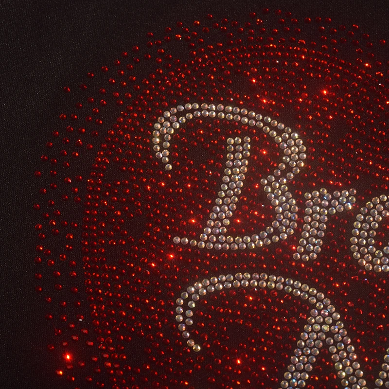 يتم استيراد أنماط إبداعية على شكل قلب من الماس عالي الجودة على الخارج من السترات والقمصان والقلائد والجينز