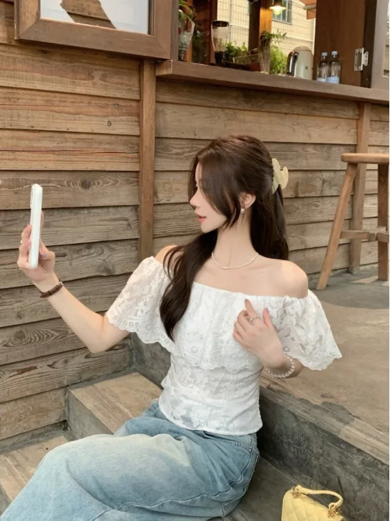 

Женская рубашка с коротким рукавом и вышивкой, новинка весеннего сезона, тонкая, укороченная, модная, на одно плечо, в корейском стиле, для повседневной носки