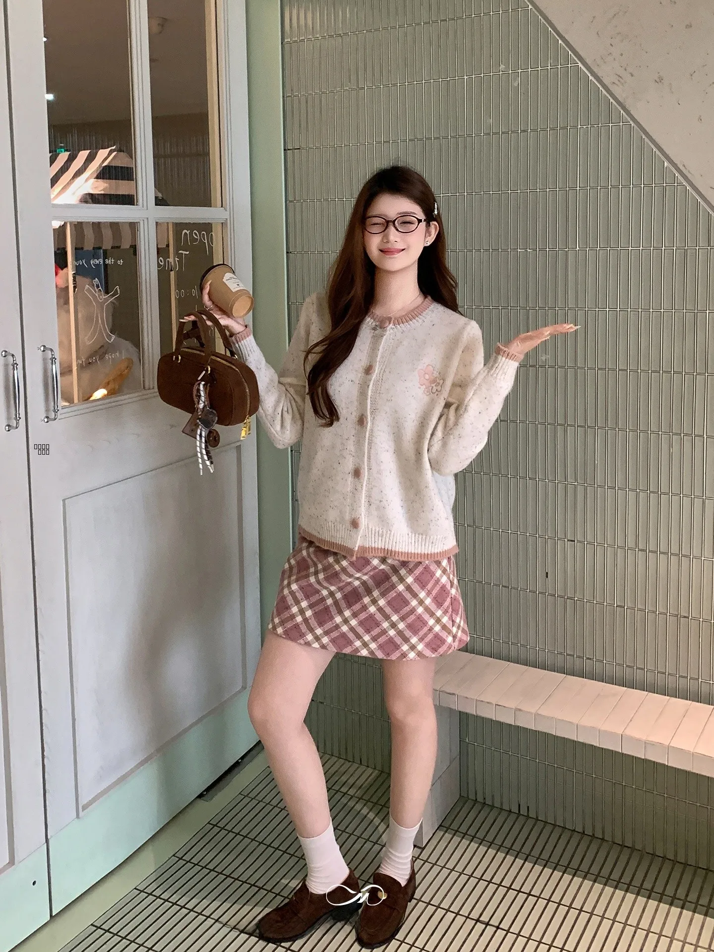 

Женский вязаный комплект больших размеров с вышивкой и цветочным узором: свитер с длинным рукавом и круглым вырезом, а также юбка в клетку для стройнящего эффекта.