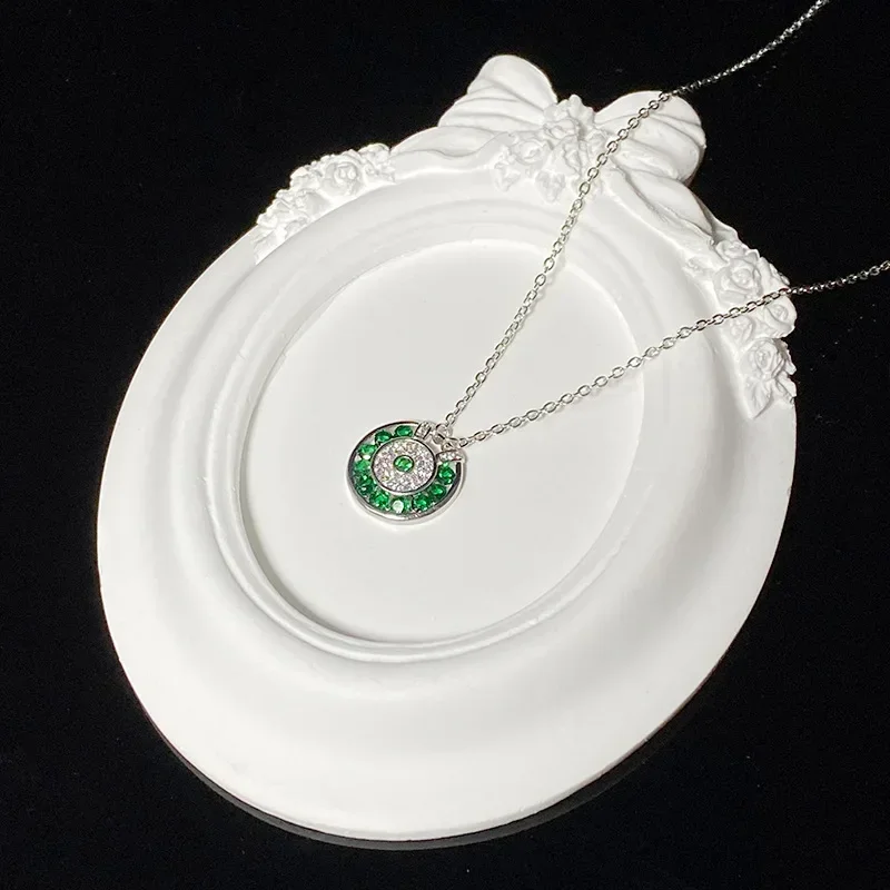 MDL Moissanit1 نمط قلادة الإسبنيل الأخضر مطلية بالذهب، الاحتفاظ بالألوان، قلادة فاخرة وصغيرة ودقيقة من الأحجار الكريمة.