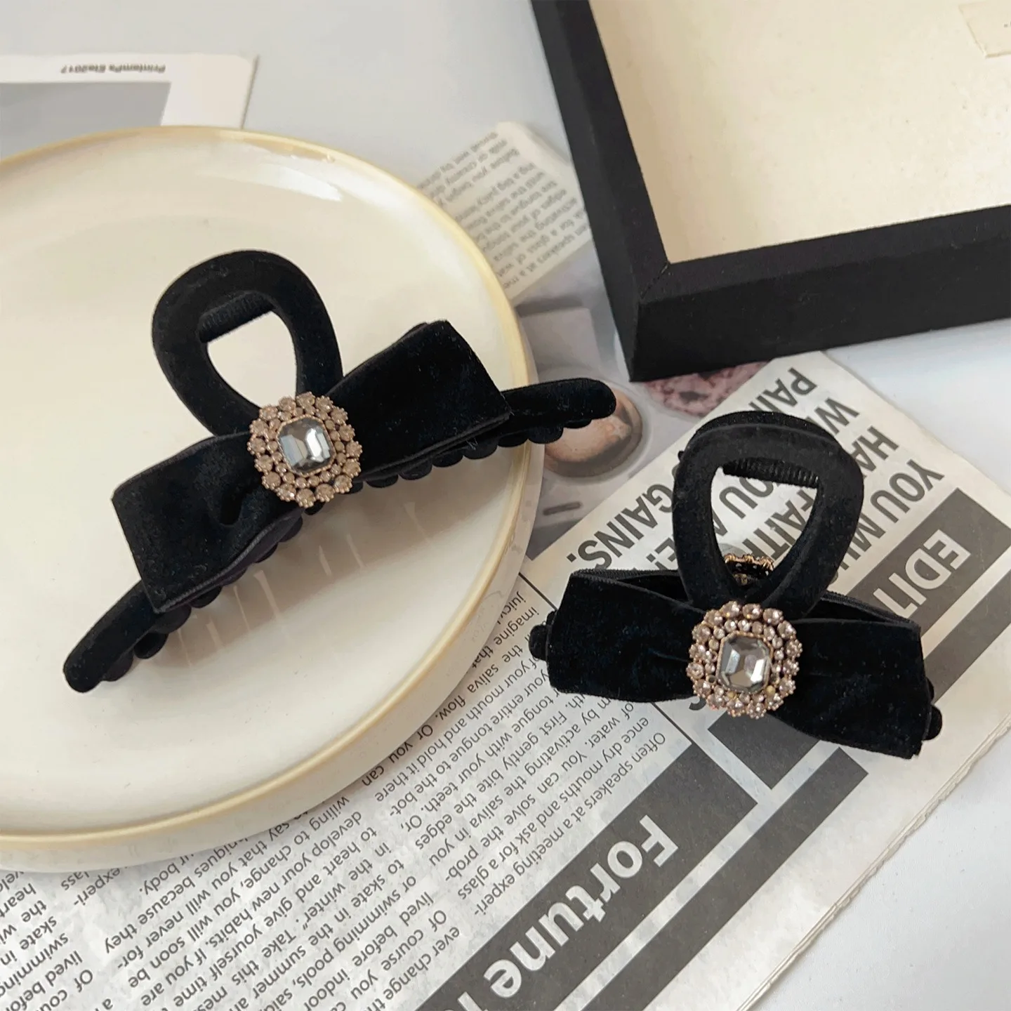 4 estilos Audrey Hepburn estilo Otoño Invierno negro Premium terciopelo brillante diamante agarre Clip exquisito versátil pelo tiburón Clip