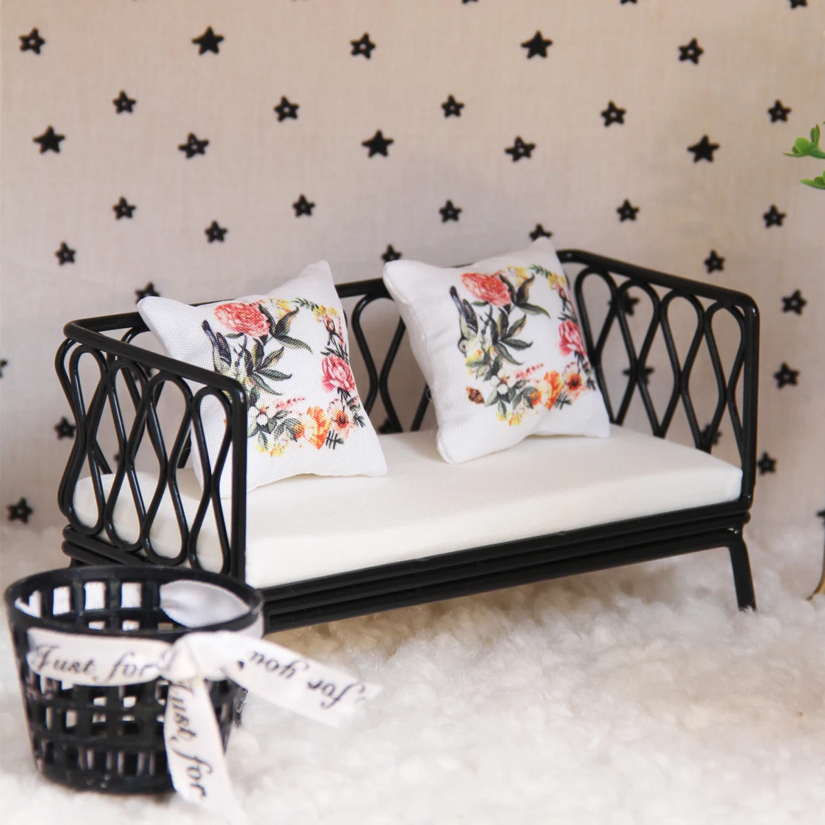 1:12 Scale Miniature Furniture Black Wrought Iron Double Chair (with 2 Throw Pillows) Suitable for Mini House Decoration
