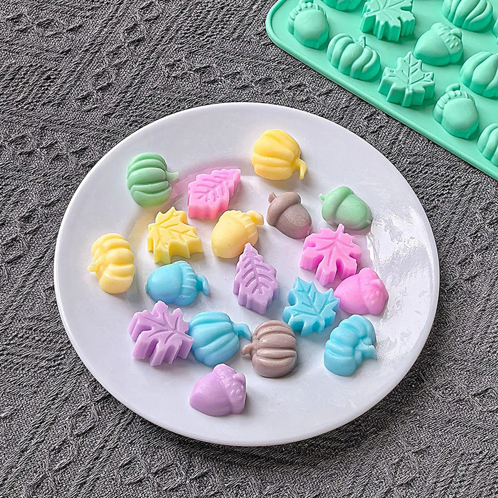 Mini Fall Molds Reusable Easy Release Maple Leaves Candy Mould Silicone Fall Soap Candy Mold for Snacks Ice Cakes Resin Crafts