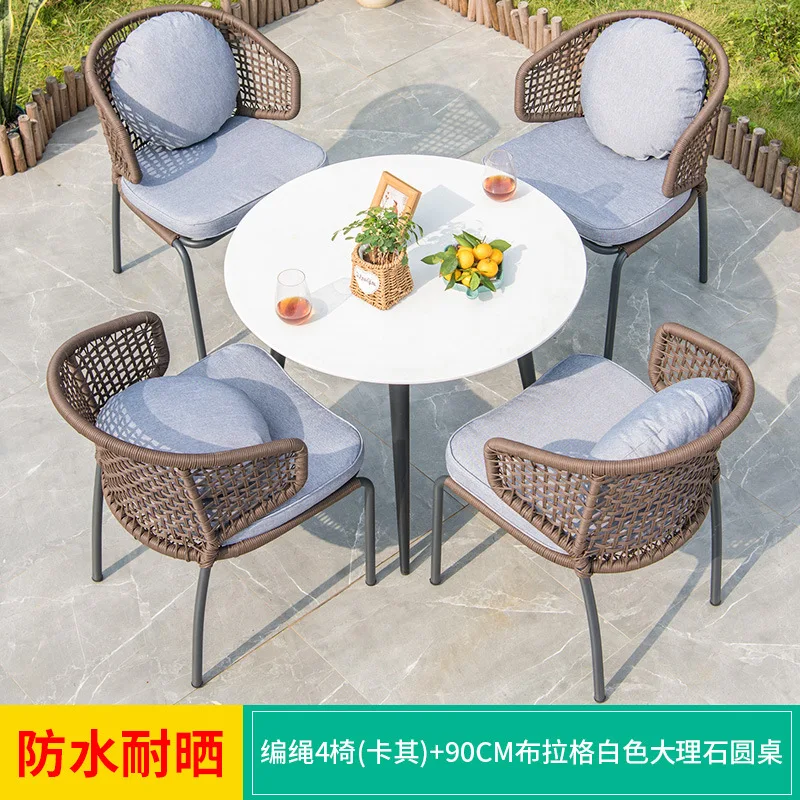 Conjunto de mesa y sillas de ratán para patio, terraza o jardín.