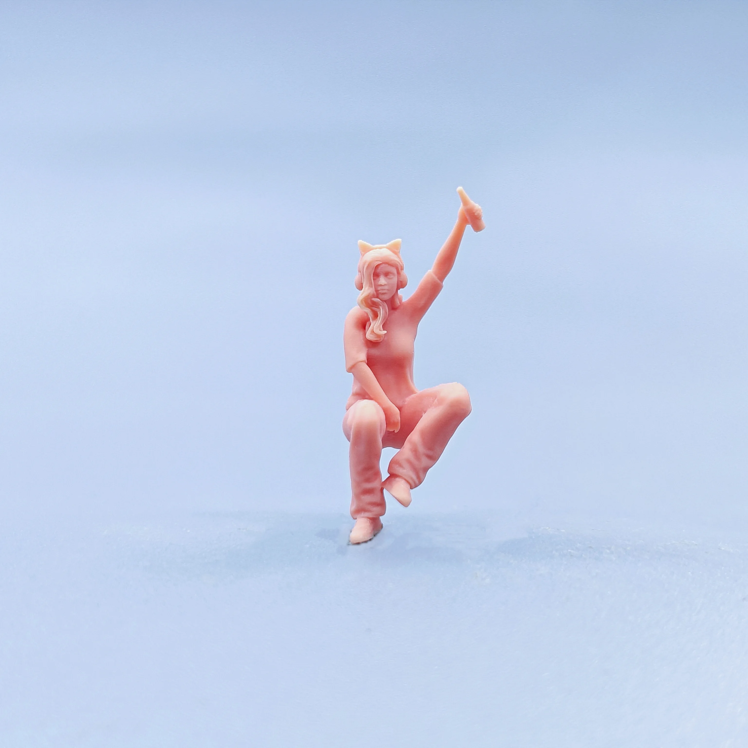 1/64 1/43 تماثيل مقياس نموذج الراتنج فتاة عقد النبيذ وارتداء سماعات المنمنمات غير الملونة Diorama رسمت باليد D728