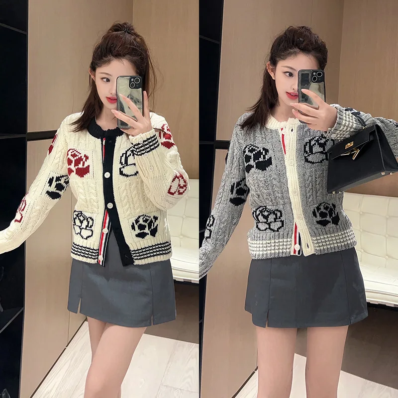 

Academy Sle вязаный тяжелый вышитый цветок твист круглый открытый кардиган женский модный осень 2024, новый маленький топ