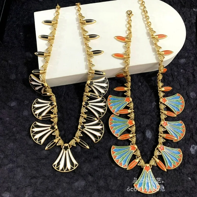 

2025 New Arrival Autumn Winter Hot-selling Medieval Vintage Ethnic Style High-end Temperament Versatile Old Enamel Fan Necklace