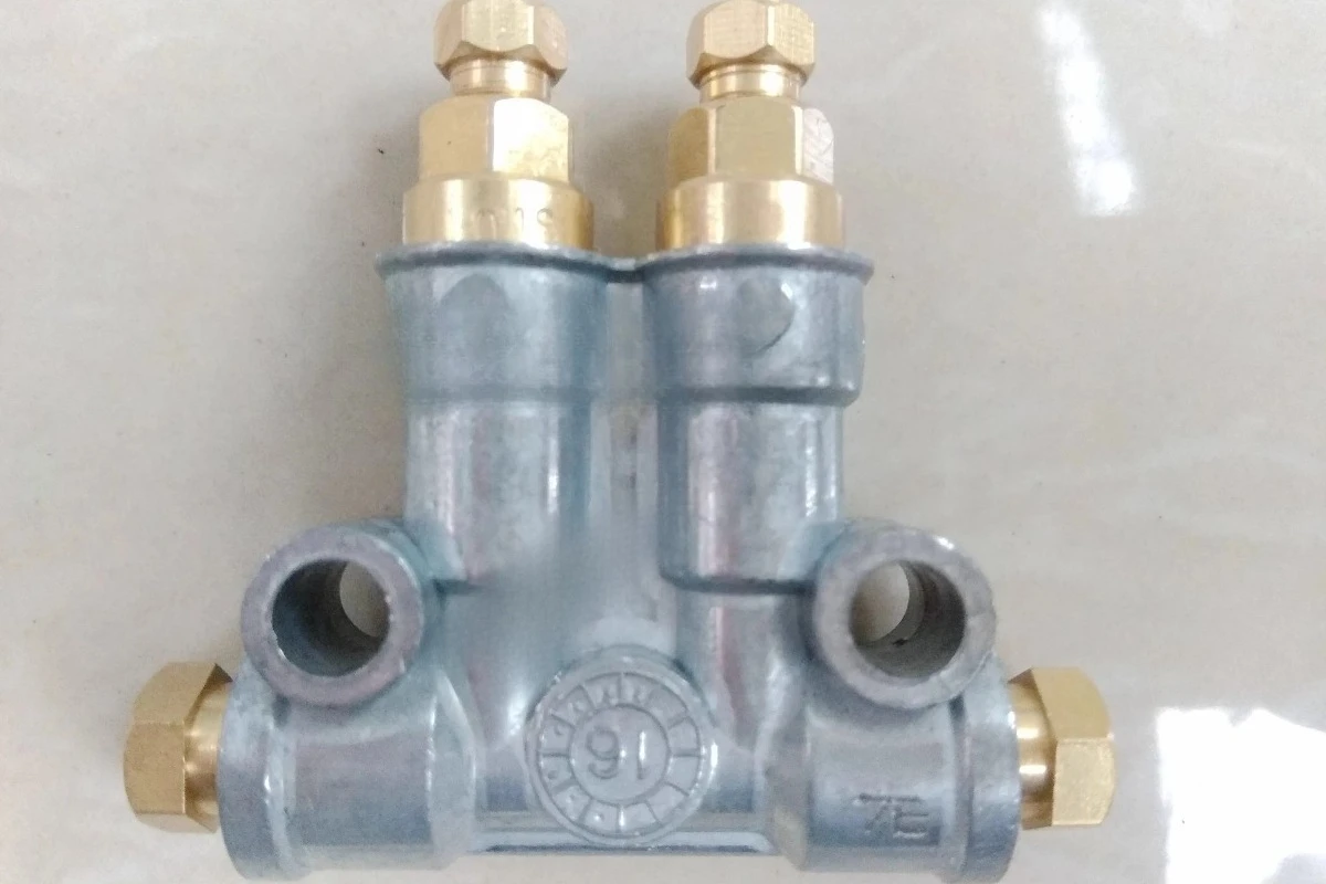 Taiwan volumetric distributor pressurized oil discharge DFA15