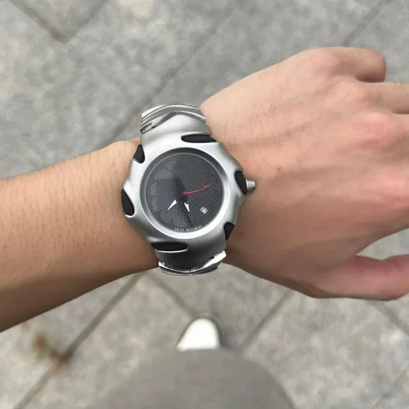 

r Qin Shi Huang II represents y2k millennium fashion trend special-shaped quartz watch watch