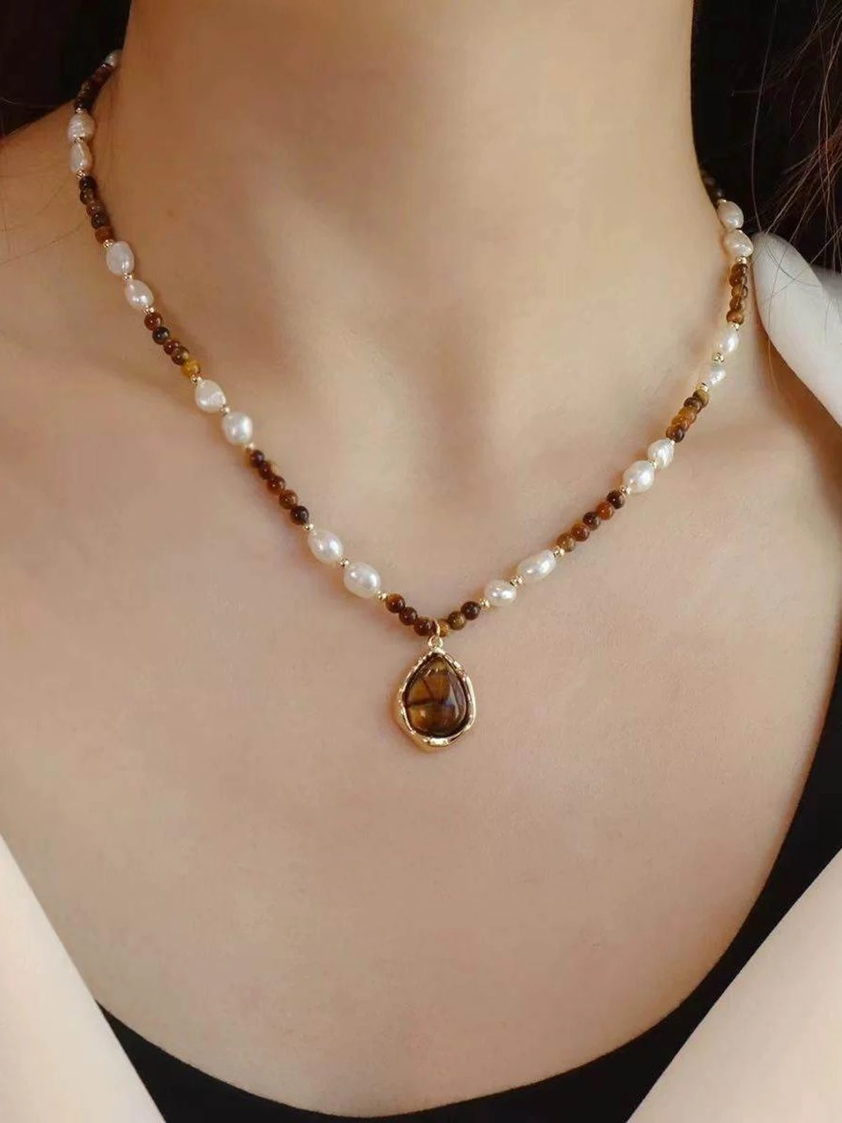 collier-en-pierre-naturelle-nouveau-style-2026-chaine-de-clavicule-polyvalente-retro-chaine-de-pull-courte-perles-caramel-accessoire-de-bijouterie