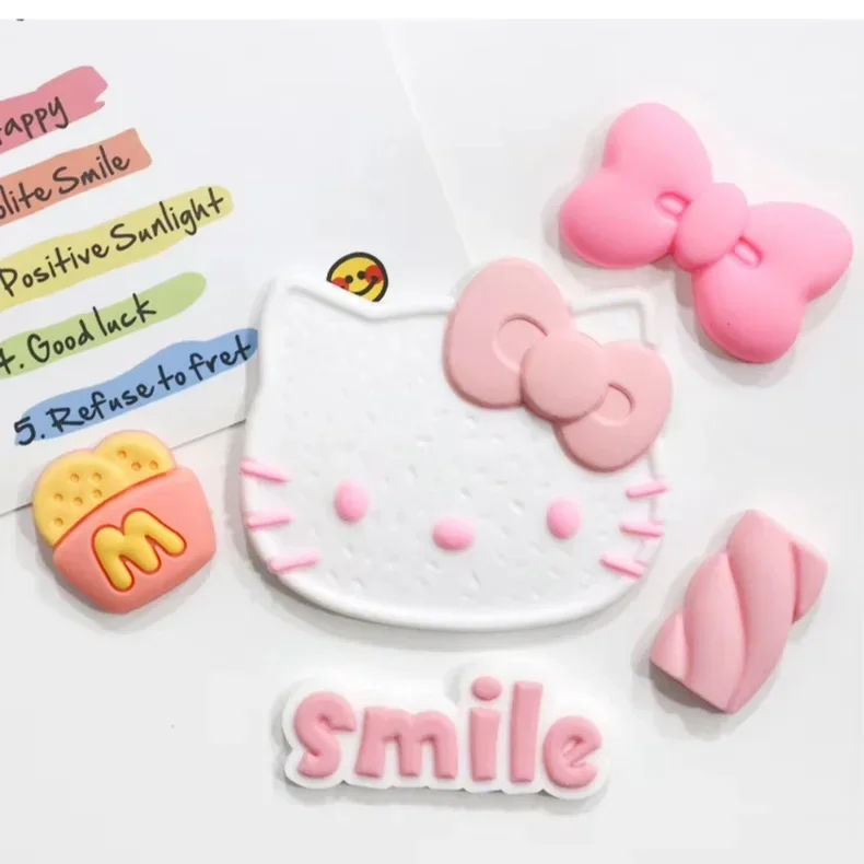 Miniso كوكي سلسلة موضوع مرحبا كيتي الكرتون الأحذية السحر مع ثقوب ل قباقيب لطيف Diy بها بنفسك ديكور عيد الميلاد هدايا حفلة الهالوين