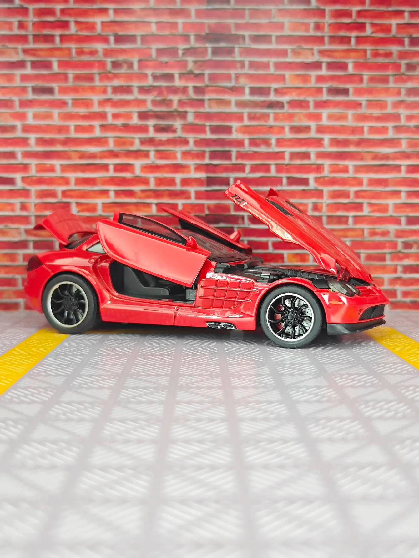 Modèle de voiture en alliage mercedes-benz SLR 1:32, ornements acousto-optique, portes de voiture pour enfants et coffre de capot pouvant être ouvert