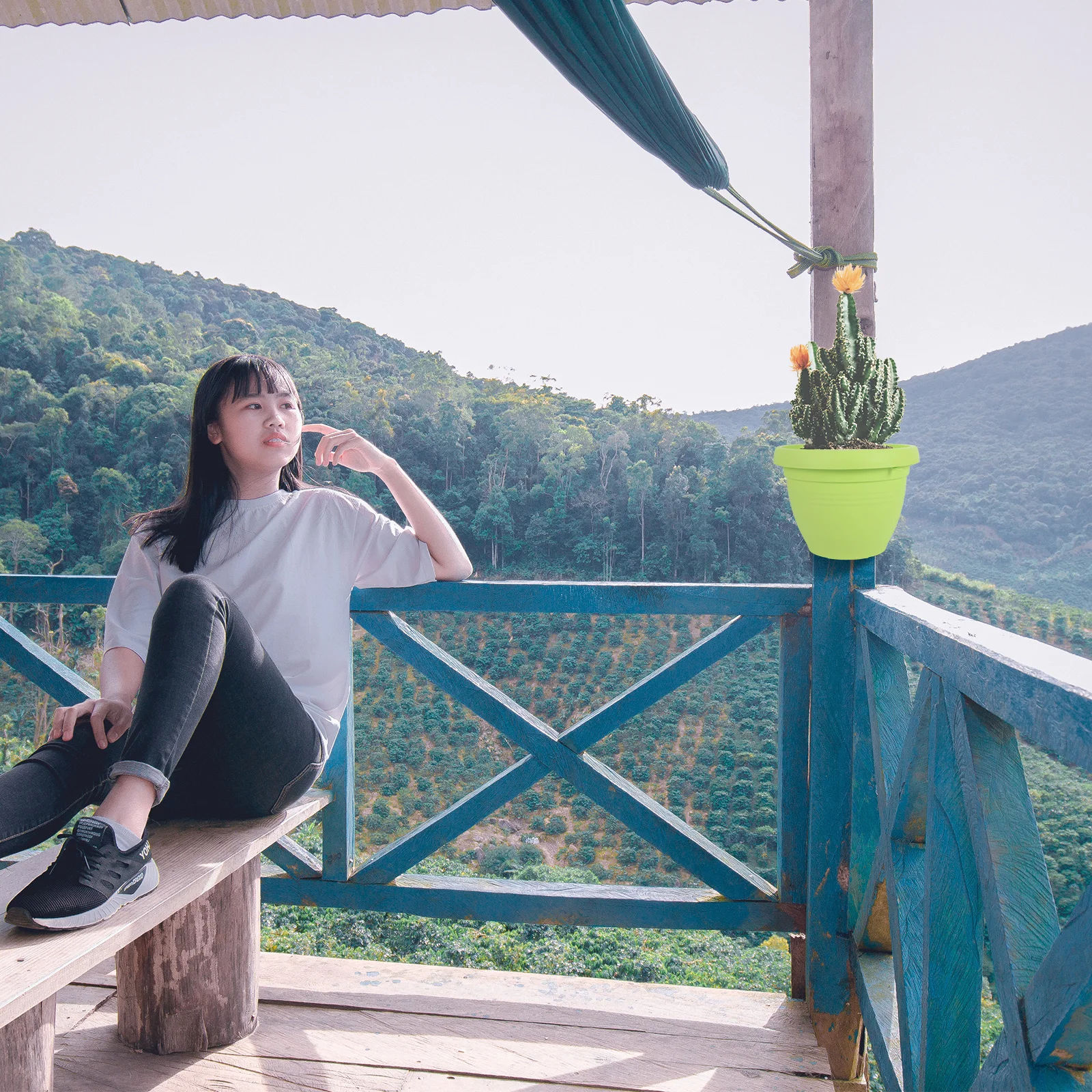 

2Pcs Wall Hanging Flower Pot Durable Sturdy Lightweight Garden Ornaments Outdoor Planter Basket Container Plastic