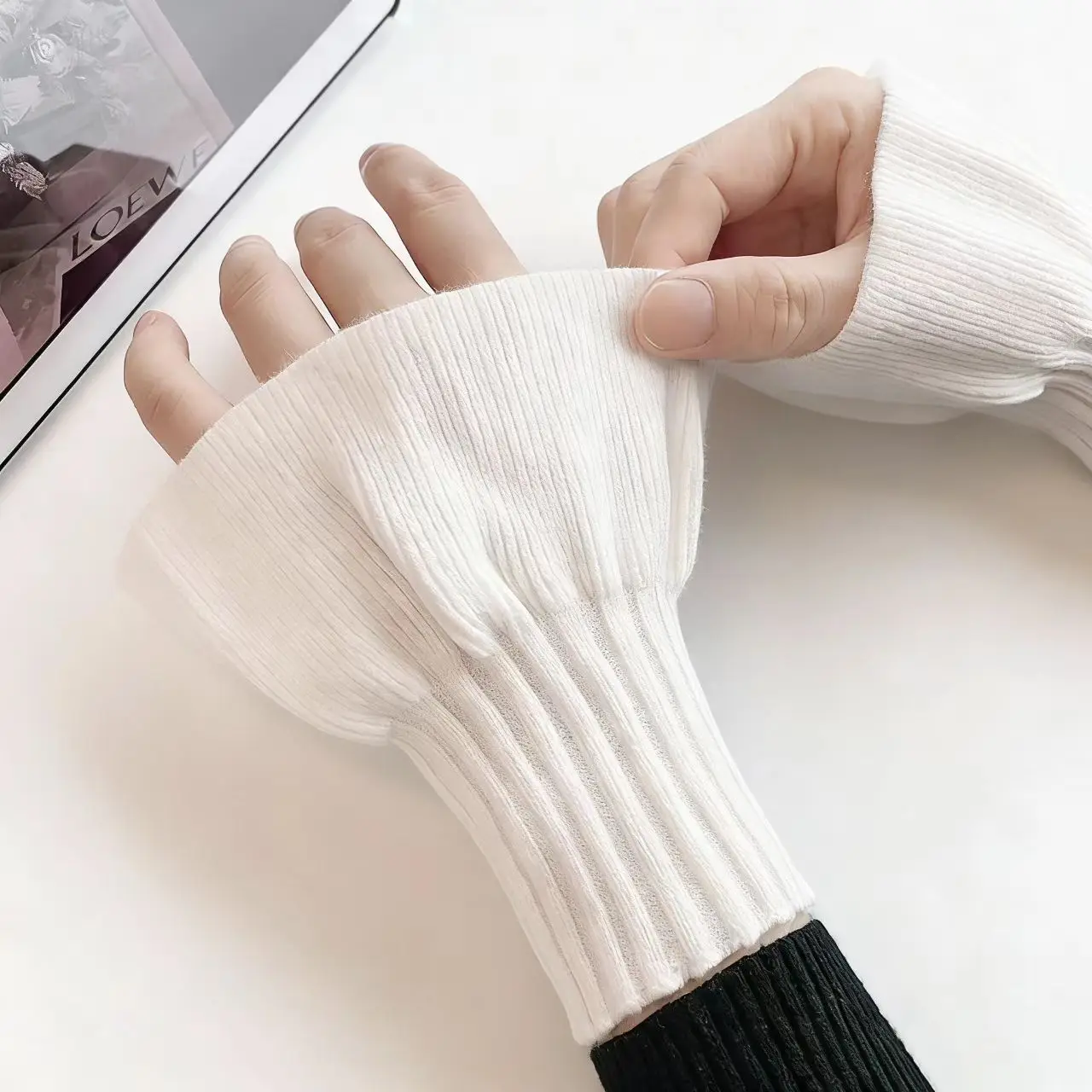 زوج واحد جديد من الأكمام القابلة للفصل للنساء باللون الأسود/الأبيض وأكمام مرنة مريحة للخريف والربيع وأكمام دافئة