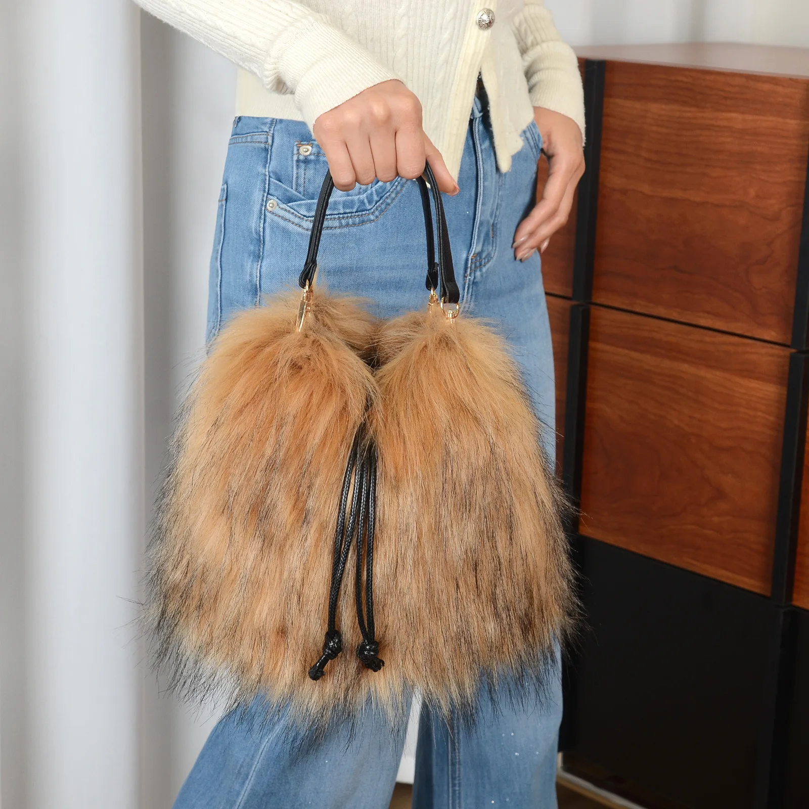 Modische Herbst-Winter Kunstfell-Handtasche Luxuriöse Bucket Bag für Damen Fell-Tragetasche Kunstwaschbärfell Hochwertige Handtasche – Detail 4
