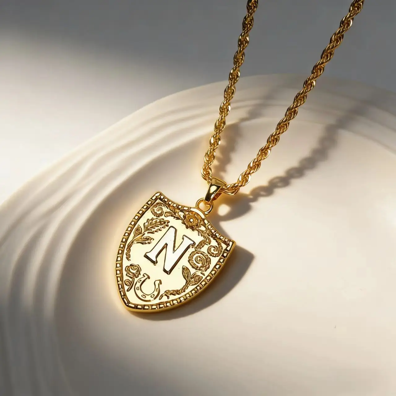 Goldene Schild-Anhänger-Halskette mit Initialen für Frauen, Hufeisen-Charm mit gedrehter Kabelkette, Schmuckgeschenk – Detail 2