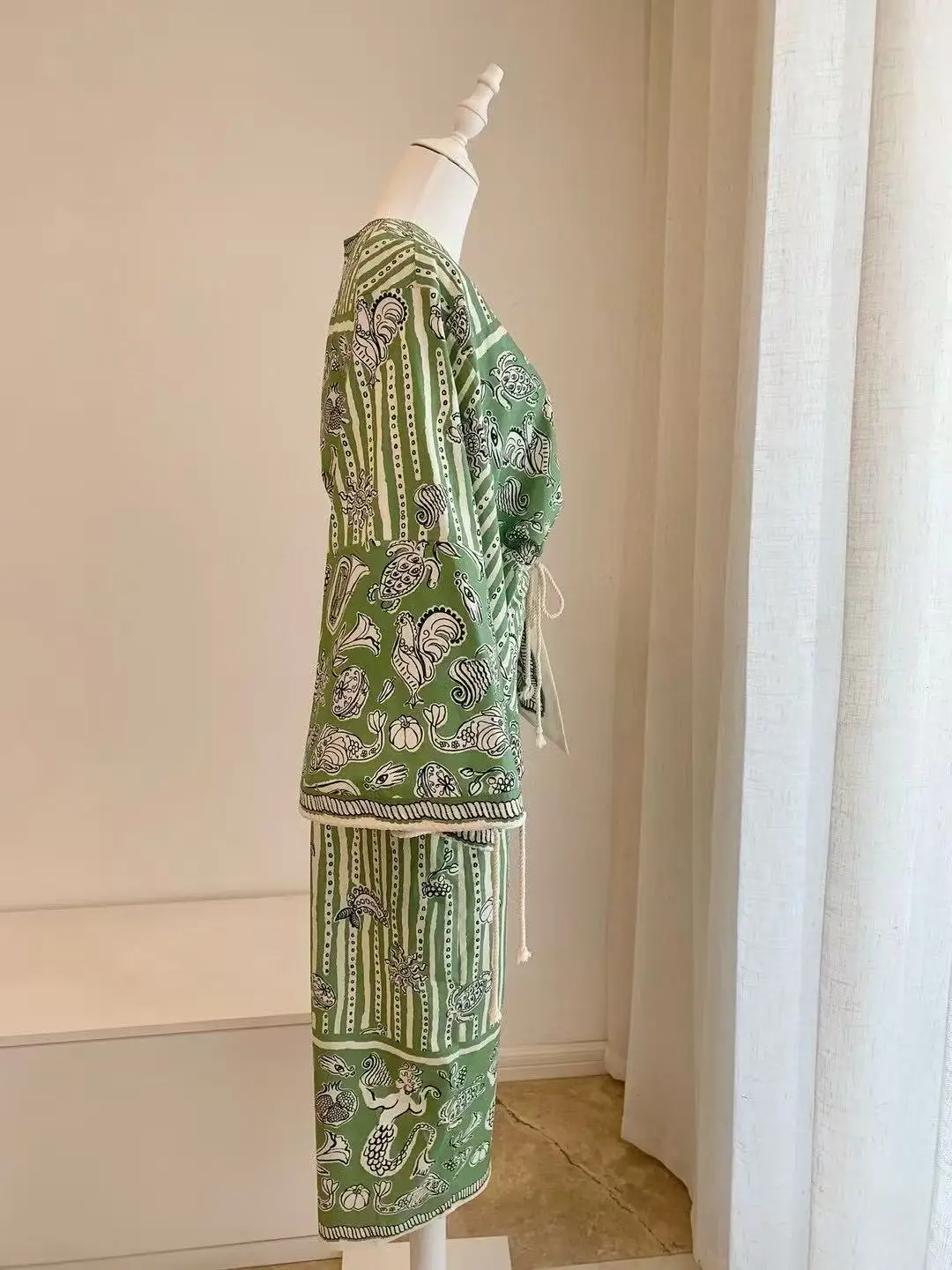 Damski letni zestaw: wysokiej jakości bawełniana koszulka z zielonym nadrukiem + sukienka z wiązaniem na szyi i spódnicą typu wrap, dwuczęściowy komplet.