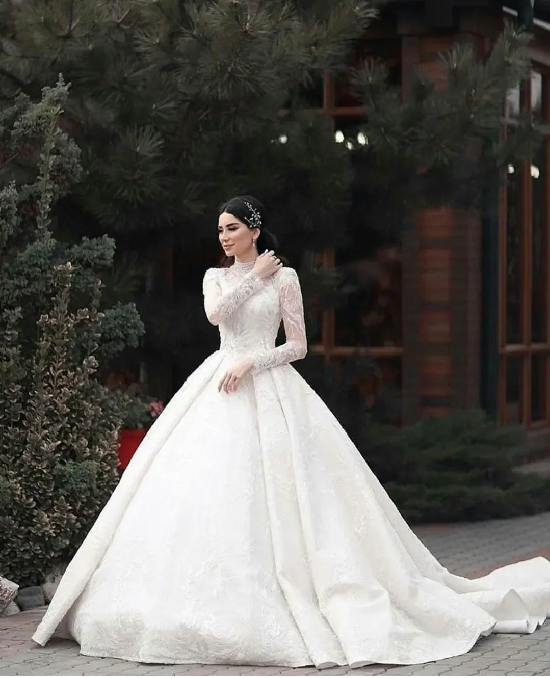 ชุดแต่งงานแบบมุสลิมคอสูงสั่งตัดพิเศษ ชุดบอลกาวน์เจ้าสาวทรงเจ้าหญิง แขนยาว ประดับลูกไม้และลูกปัด