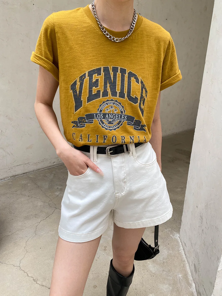 Sommerliche Damen-Casual-Shorts aus Denim in einfarbigem Design mit weitem Bein und A-Linie, figurschmeichelnd und als Hotpants geeignet. – Detail 26