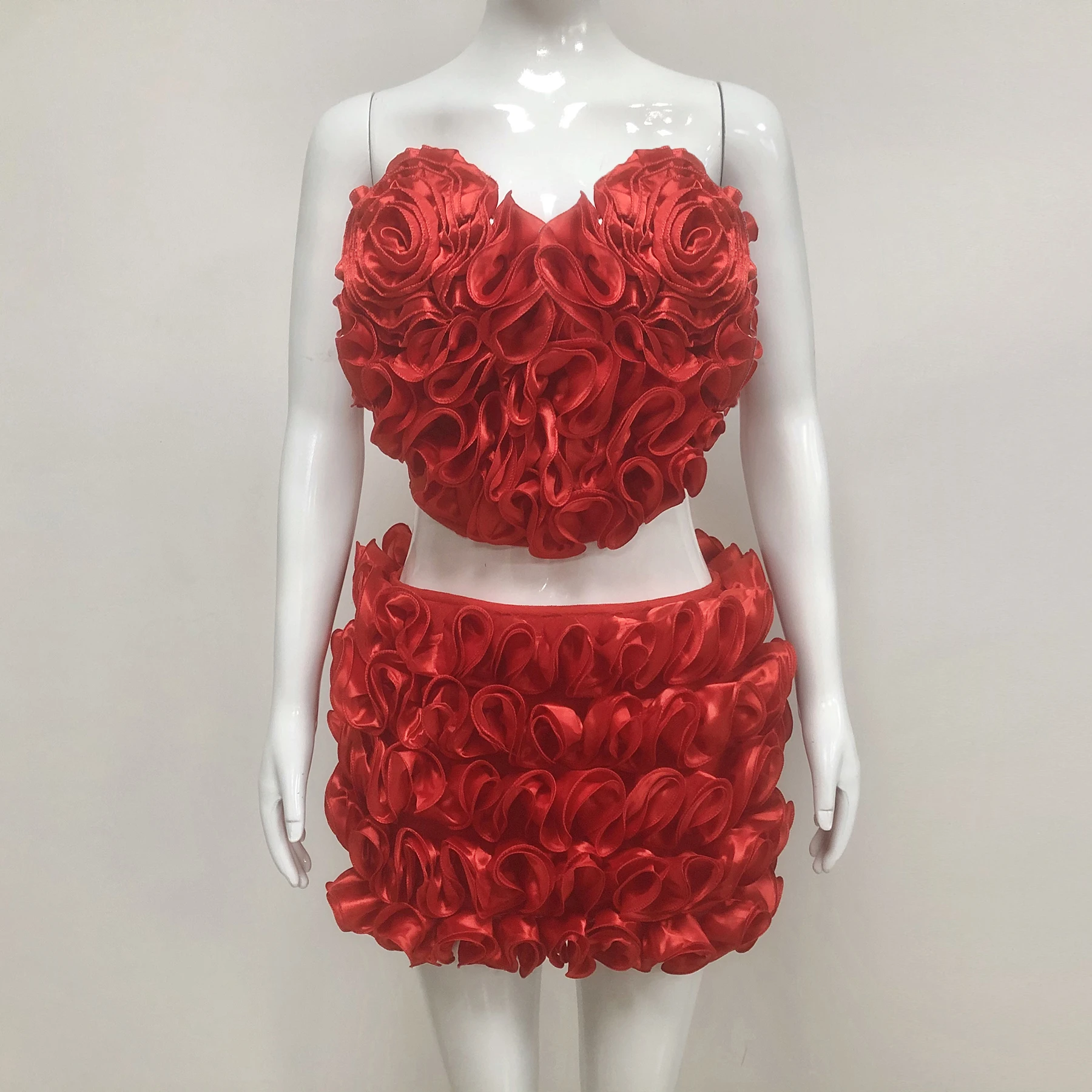 VC Fashion Appassionato Set rosso in due pezzi Abito senza spalline Top corto impreziosito da rosa e minigonna Abiti natalizi di Capodanno