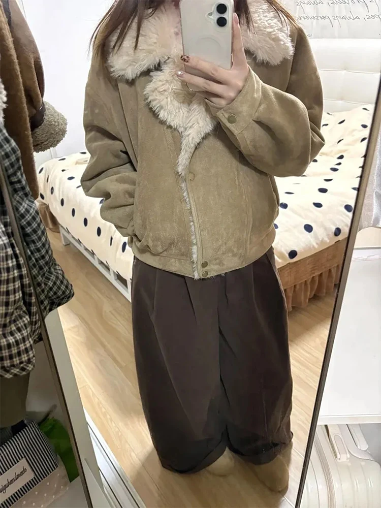 เสื้อแจ็คเก็ตผู้หญิงแบบมีปกขนแกะสไตล์เรโทร สำหรับฤดูหนาว ให้ความอบอุ่น ผลิตจากหนังและขนสัตว์ ดีไซน์ลำลองทรงหลวม ผลิตจากเส้นใยโพลีเอสเตอร์