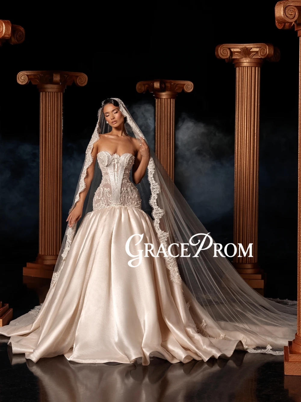 

Delicate Pearls Embroidery Satin Bridal Gown Dramatic Mermaid Customized Dreamy Lace Stunning Wedding Dress New Arrival