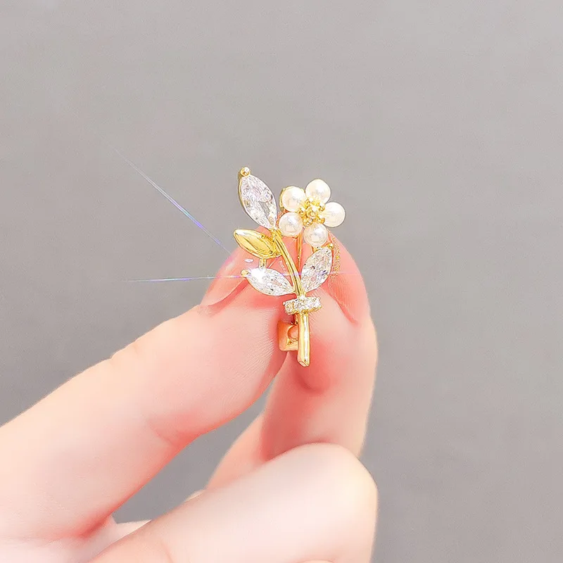 2024 New Small Mini Temperament Leaf Flower Crystal Pearl Brooches for Women Rhinestone Anti Slip Buckle Pin Suit Jewelry