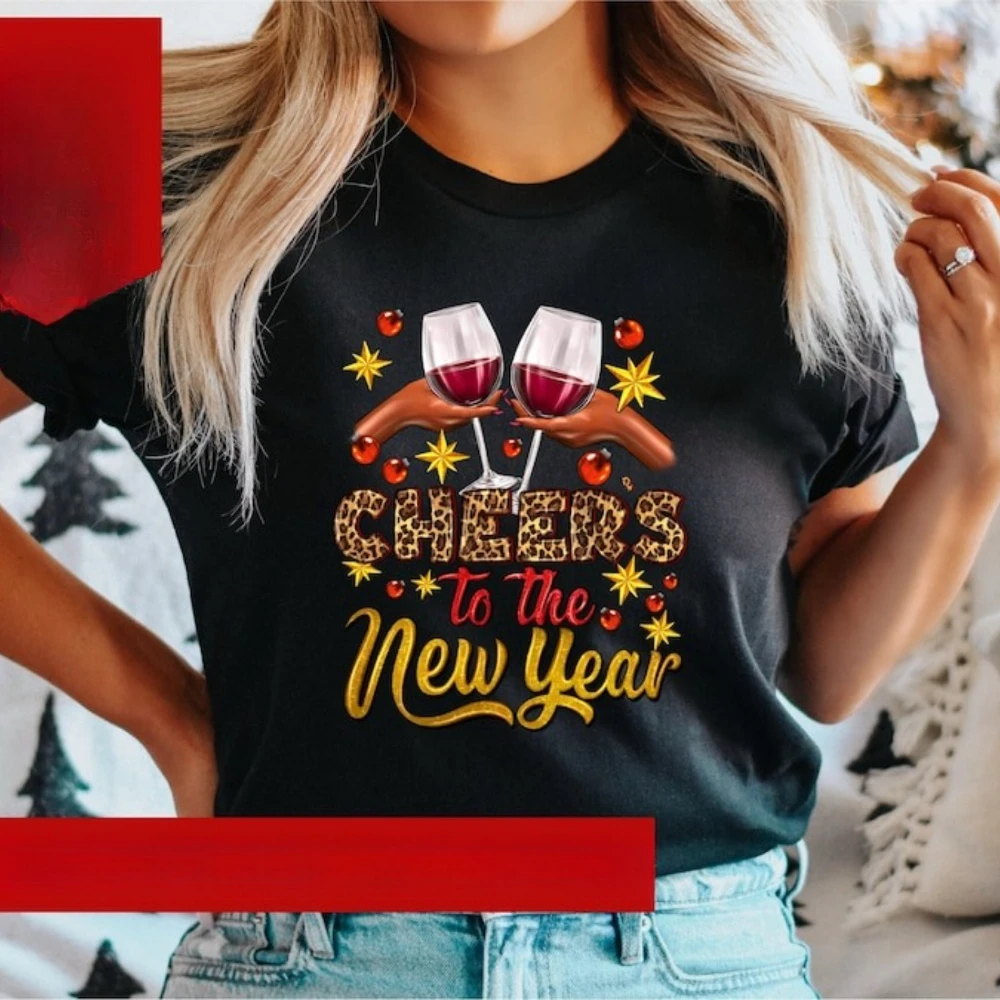 تي شيرت نسائي يهتف للعام الجديد تي شيرت عصري إبداعي 2026 بأكمام قصيرة تي شيرت فضفاض غير رسمي مريح للمهرجانات ملابس للجنسين