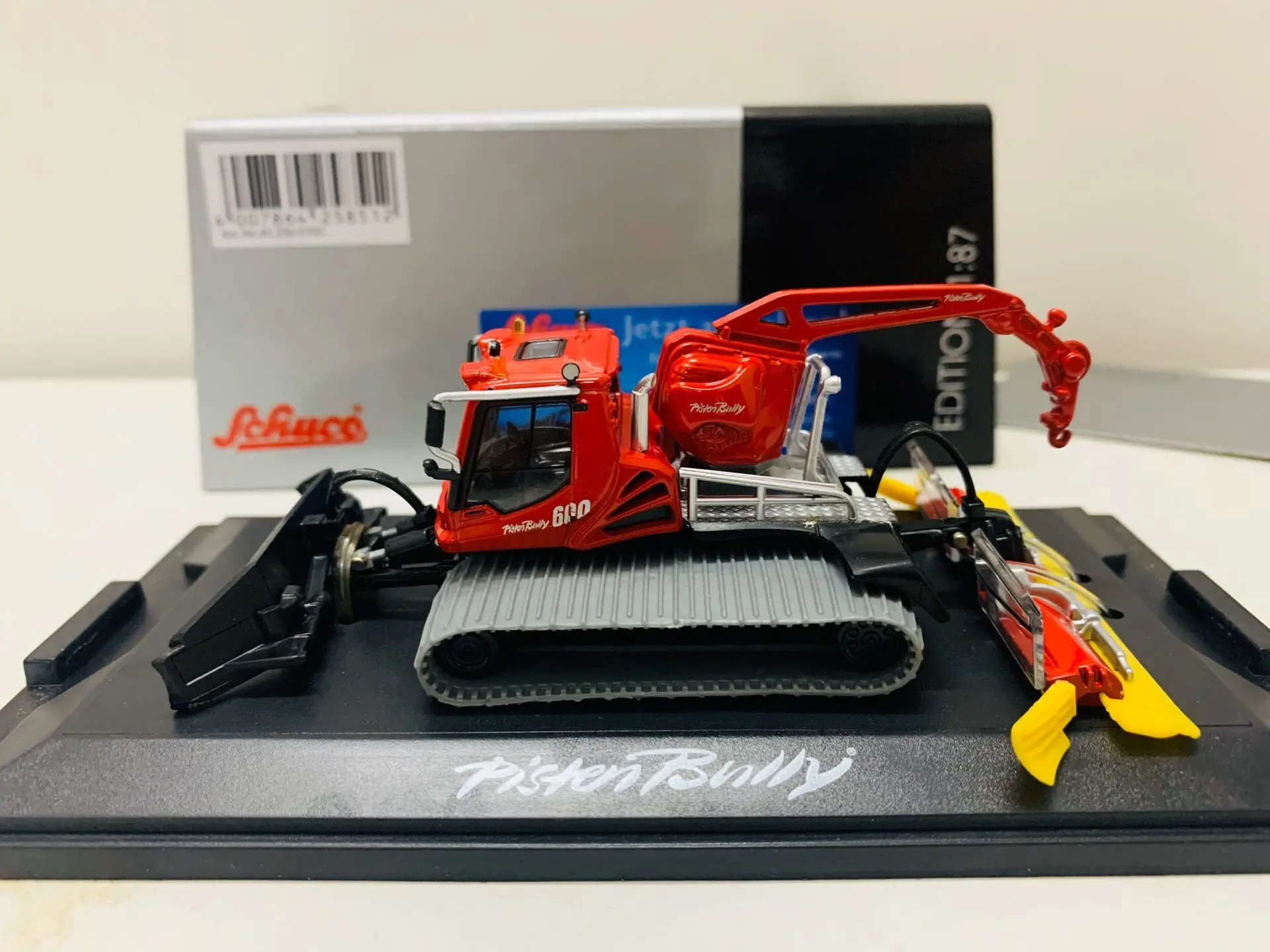 PistenBully 600 Snowplow Edition 1:87 Scale DieCast Model New in Original Box