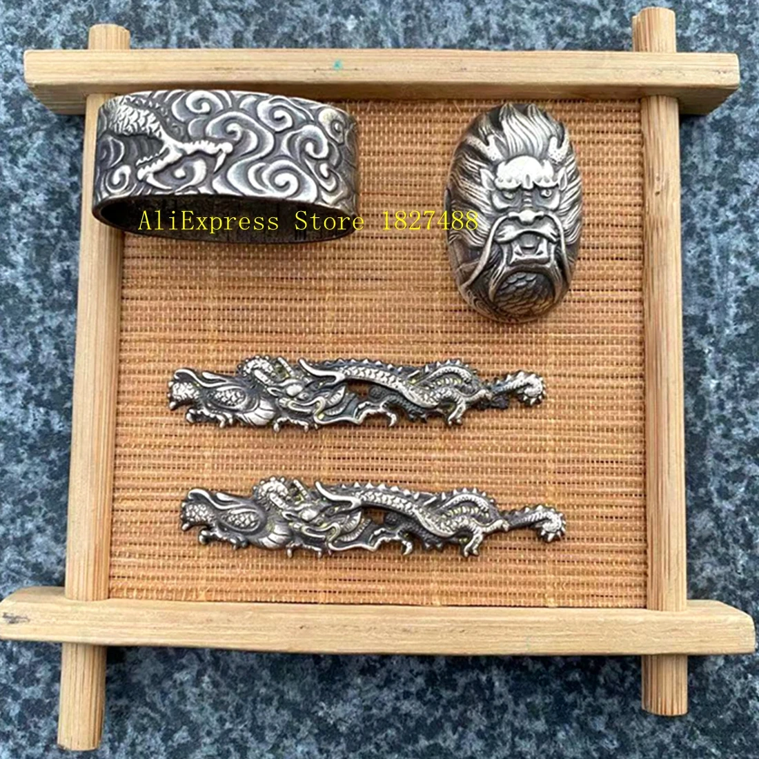 Um conjunto de acessórios de alça de espada japonesa Dragon Menuki Fuchi Kashira de latão para acessório Katana/Wakizashi/Tanto Tsuka