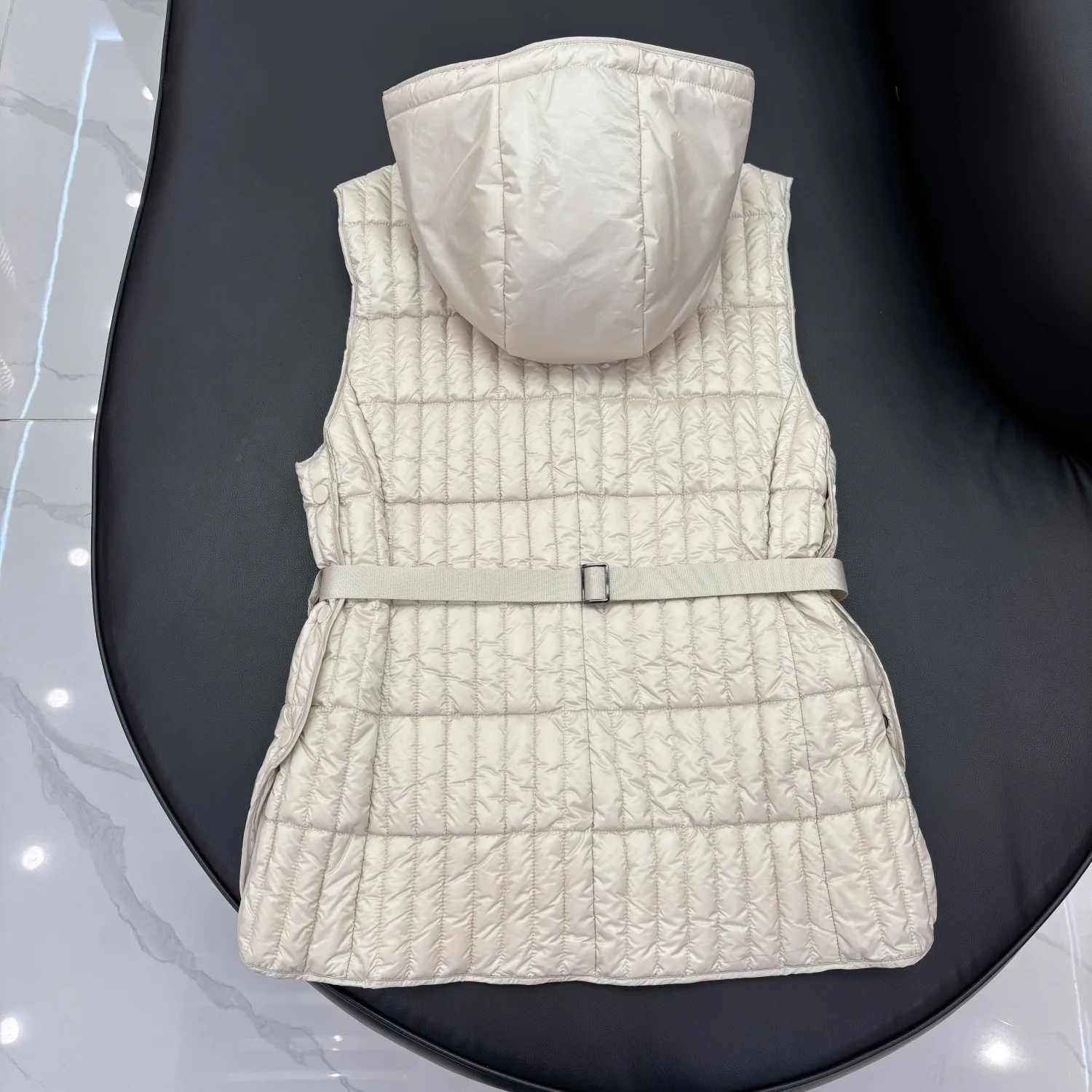 Gilet con cappuccio in piuma d'anatra bianca autunno/inverno, a righe, con supporto a griglia fine, con cintura, per tenere al caldo il gilet imbottito per le donne