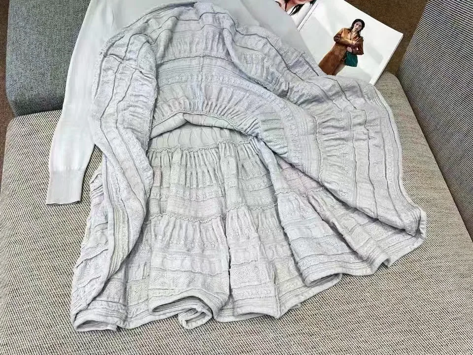 Vestido feminino de malha com gola alta e babados em camadas