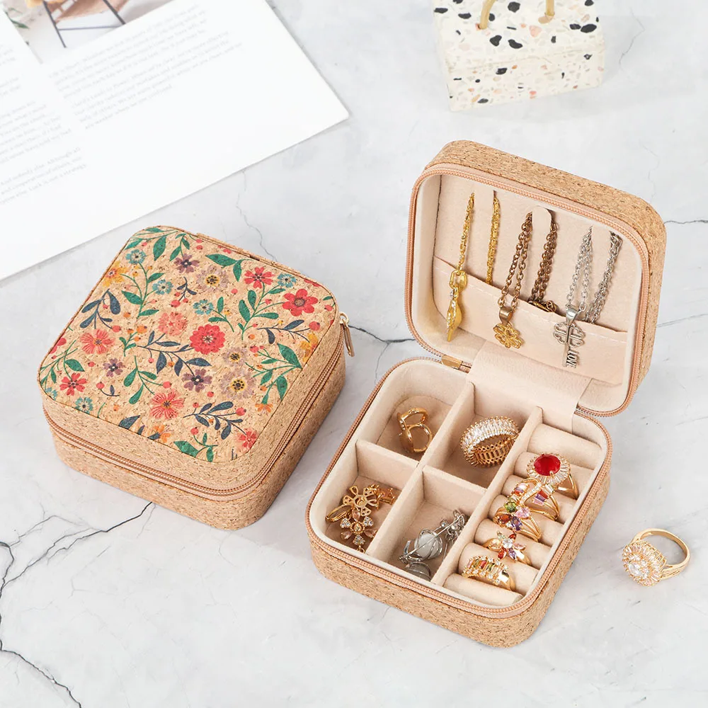 صندوق مجوهرات ريترو صغير محمول منظم مجوهرات السفر حافظة عرض للخواتم والأقراط والقلادة والأساور حقيبة تخزين المجوهرات