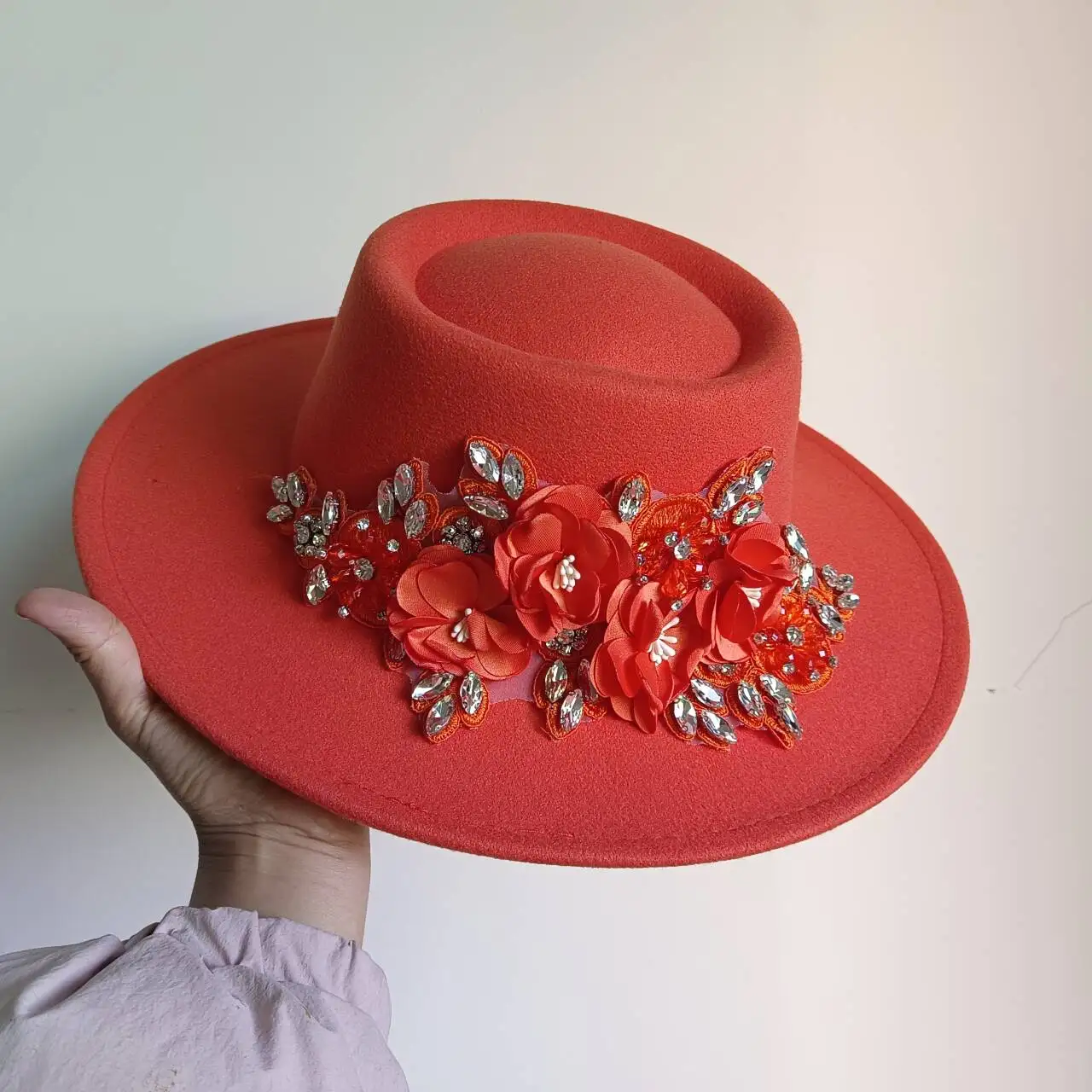 9.5 سنتيمتر حافة فيدورا قبعة ثلاثية الأبعاد حجر الراين زهرة فيدورا المرأة الجاز قبعة بنما الفرنسية أنيقة فيدورا قبعة الزفاف سمبريرو موهير
