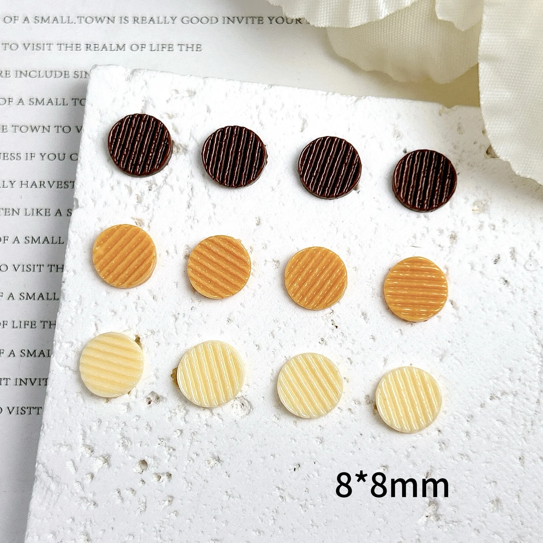 30 SZT. Świecące w Trzech Kolorach Chipsy Ziemniaczane Ciasteczka Ozdoby do Paznokci Kreatywne Symulowane Ciasteczka Żywiczne Zawieszki do Paznokci DIY