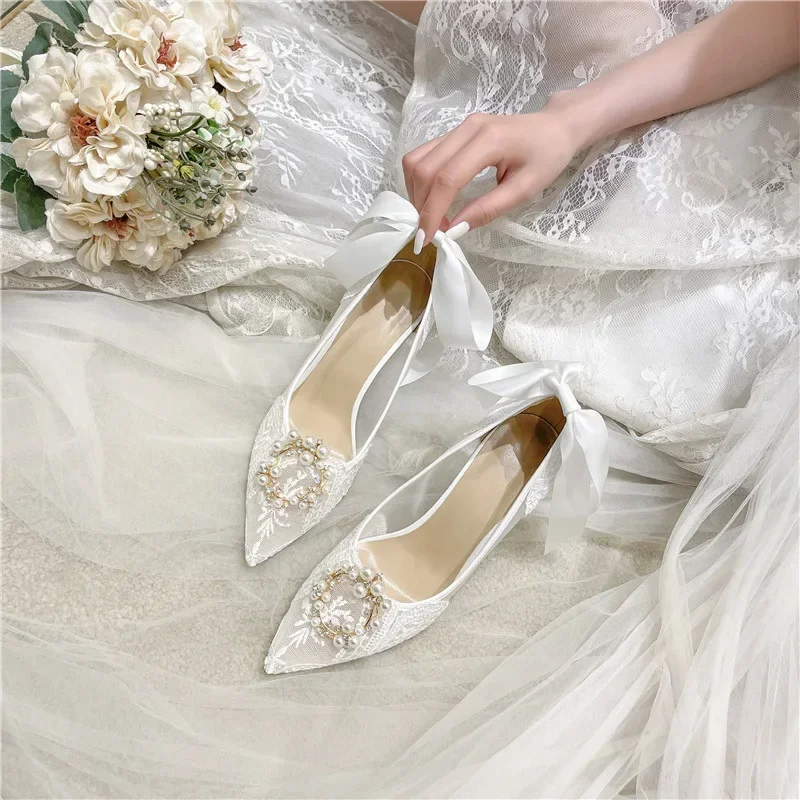 Wearing two French wedding shoes, lace bridesmaid shoes, white pointed high heels, women's slim heels, bride's shoes