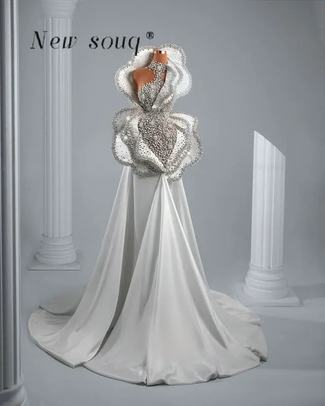 دبي فساتين حفلة موسيقية طويلة بيضاء مع كيب كريستال لؤلؤ مطرز مخصص بلا أكمام حورية البحر الساتان رداء حفلات الزفاف للعروس