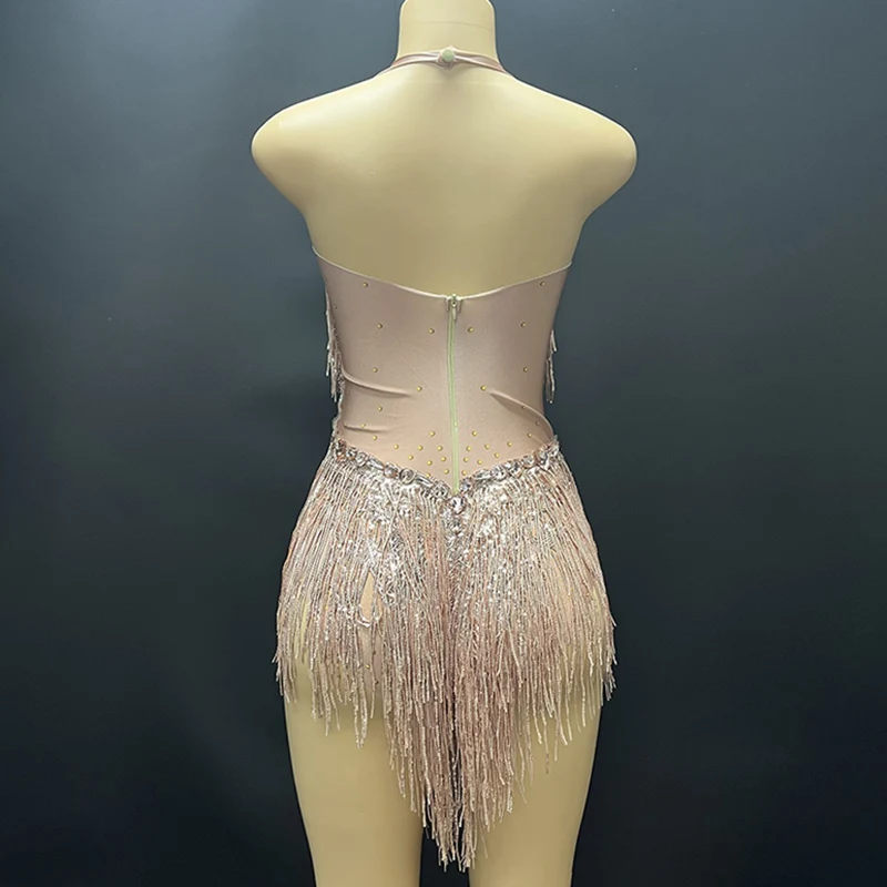 반짝이는 프린지 라틴 댄스 스커트, 살색 타이트 핏, 날씬해 보이는 기질, 섹시한 울트라 숏 점프수트, 나이트클럽 DJ 무대