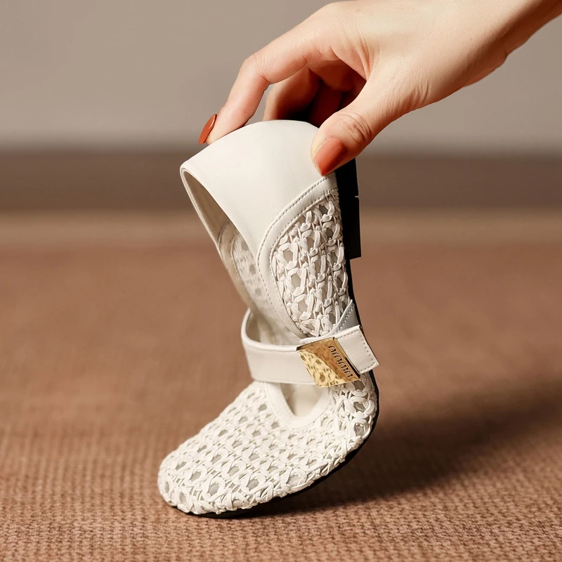 

Новые женские туфли Мэри Джейн на среднем каблуке из натуральной кожи с круглым носком, металлическими элементами и перфорацией, дышащие, весна-лето