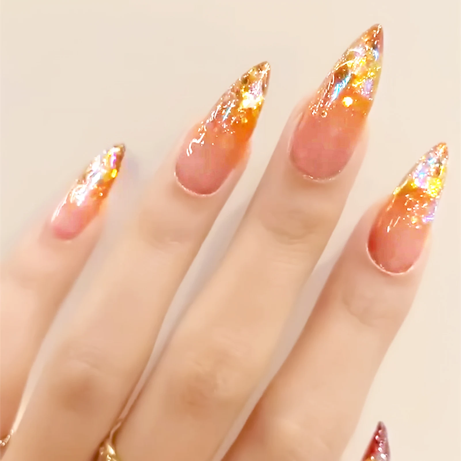 24pcs สไตล์ฝรั่งเศสเล็บปลอมยาว Stiletto แฟลชผงทอง Aurora Diamond Decor เล็บปลอมหรูหรากดบนเล็บ