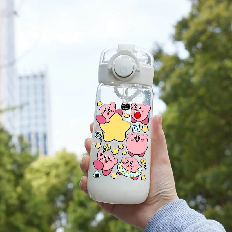 

Мультяшная бутылка для воды с Кирби для мальчиков и девочек, прозрачная пластиковая кружка с соломинкой, портативная, для занятий спортом на открытом воздухе, детская бутылка для питья, милый подарок