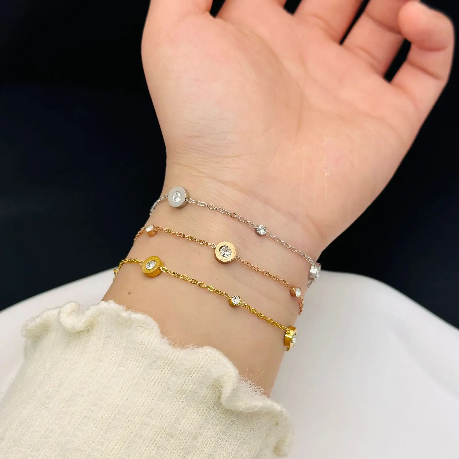 Rundes Zirkon-Charm-Armband mit römischen Ziffern aus Edelstahl, Schmuckgeschenk für Frauen und Männer – Detail 6